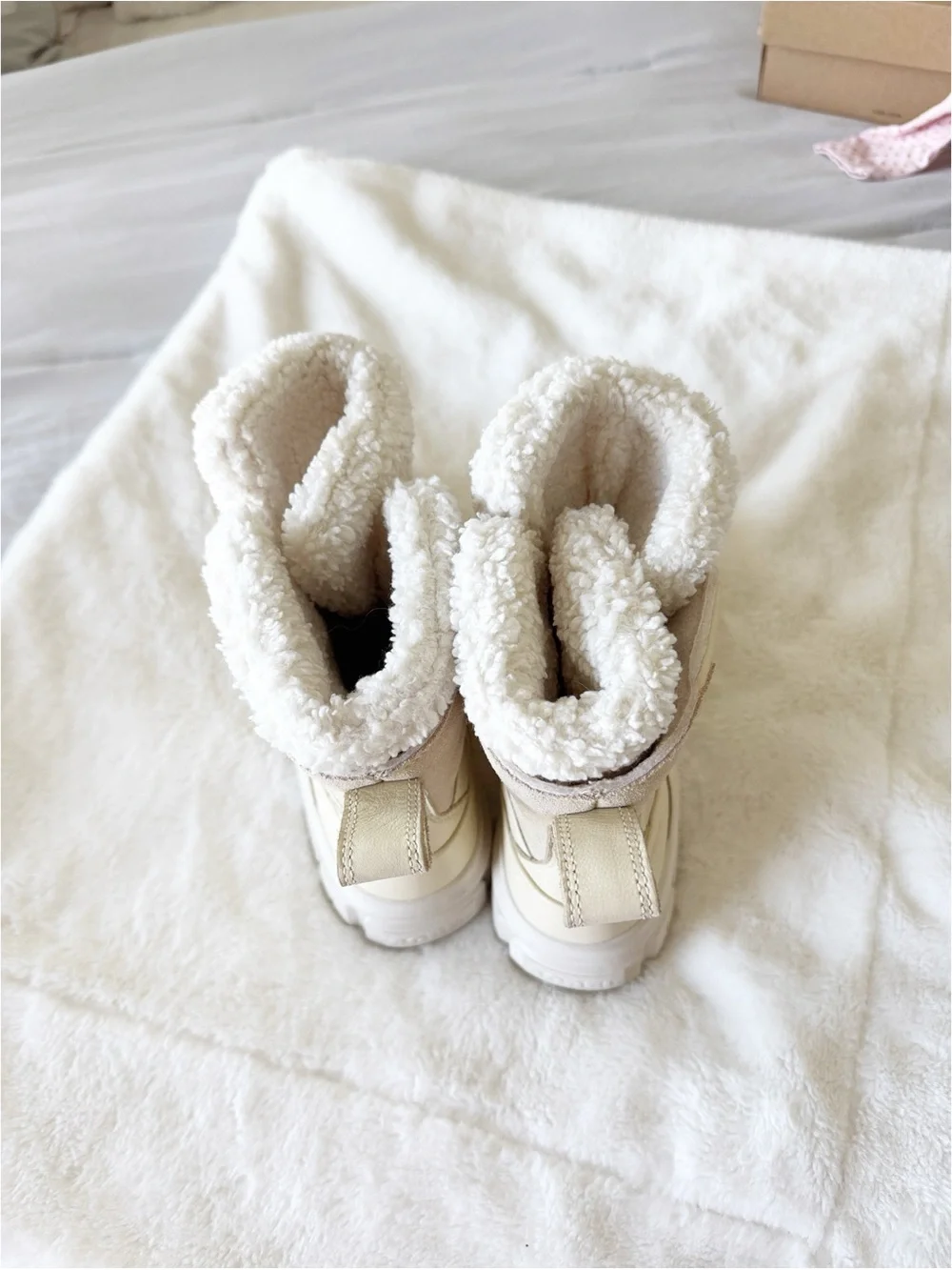 SOREL Tivoli V Resort Waterproof fleece lined boots in cream size 9.5